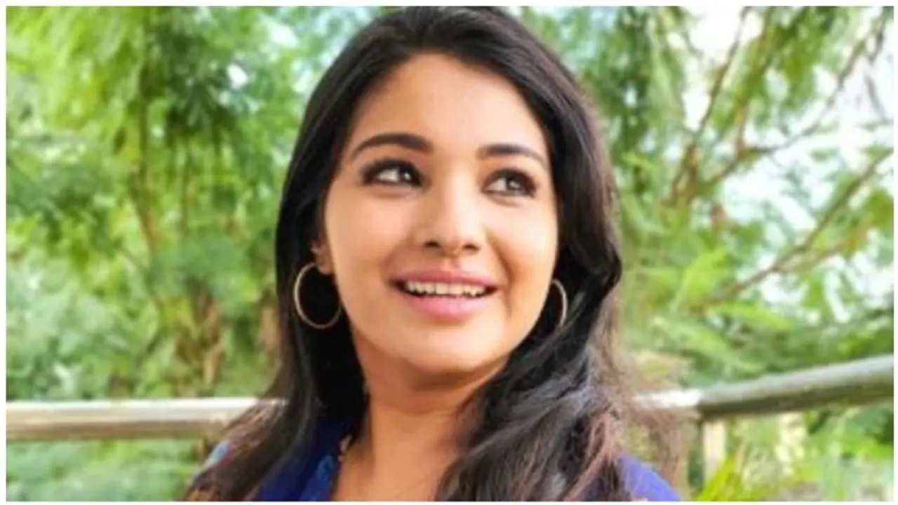 ஆயுத எழுத்து சீரியல் நிறுத்தப்பட்டது ஏன்? நாயகி சரண்யா வீடியோ வெளியிட்டு கொடுத்த விளக்கம்!