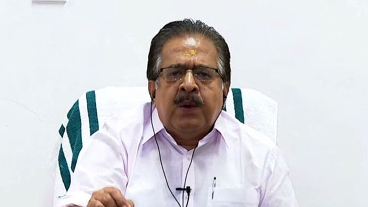 "ചിലർക്ക് അഴിമതി, ചിലർക്ക് കള്ളക്കടത്ത്"; മുഖ്യമന്ത്രിയുടെ ഓഫീസിൽ ഓരോരുത്തര്ക്ക് ഓരോ ചുമതലയെന്ന് ചെന്നിത്തല "ചിലർക്ക് അഴിമതി, ചിലർക്ക് കള്ളക്കടത്ത്"; മുഖ്യമന്ത്രിയുടെ ഓഫീസിൽ ഓരോരുത്തര്ക്ക് ഓരോ ചുമതലയെന്ന് ചെന്നിത്തല