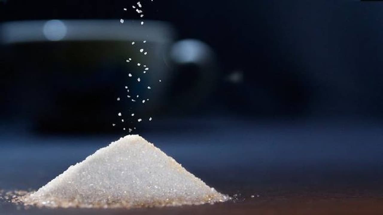 തോട്ടത്തിലെ കളകള്‍ നശിപ്പിക്കാന്‍ പഞ്ചസാര; ഇങ്ങനെ ഉപയോഗിക്കാം