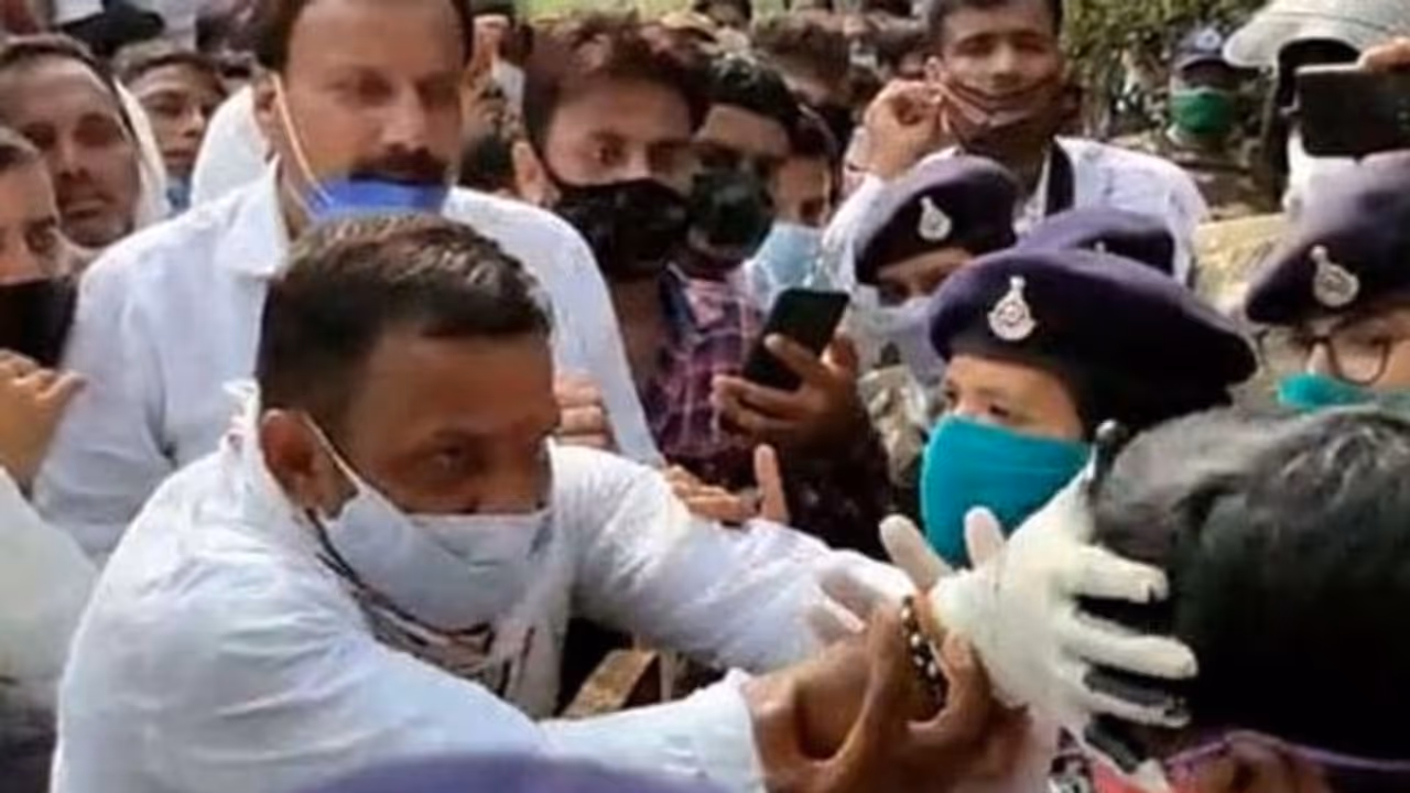 सावधान: MP में कल से इस विभाग में नहीं होगा कोई काम, एक अफसर के लिए एकजुट हुए 60 हजार कर्मचारी