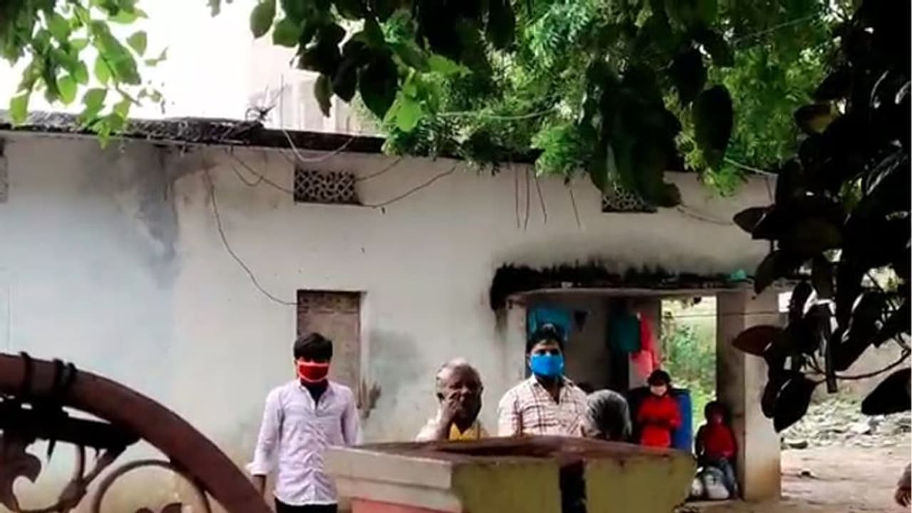 మాస్క్ పెట్టుకోమన్నందుకే... సచివాలయ ఉద్యోగిపై కరోనా పేషంట్స్ దాడి (వీడియో) మాస్క్ పెట్టుకోమన్నందుకే... సచివాలయ ఉద్యోగిపై కరోనా పేషంట్స్ దాడి (వీడియో)