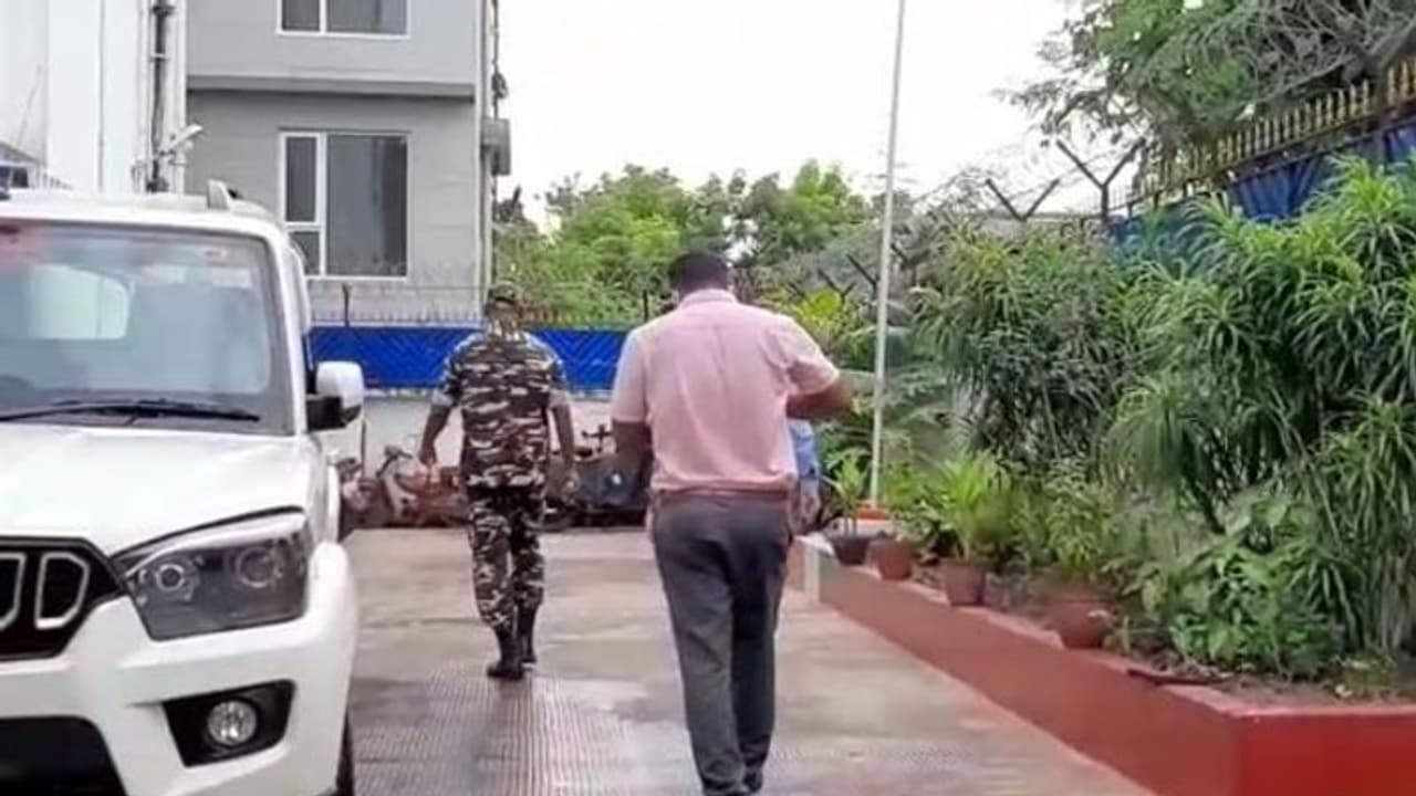 ধৃত জঙ্গির থেকে মিলল কাশ্মীরের ফোন নম্বর, NIA অফিসে কলকাতা পুলিশের STF টিম ধৃত জঙ্গির থেকে মিলল কাশ্মীরের ফোন নম্বর, NIA অফিসে কলকাতা পুলিশের STF টিম