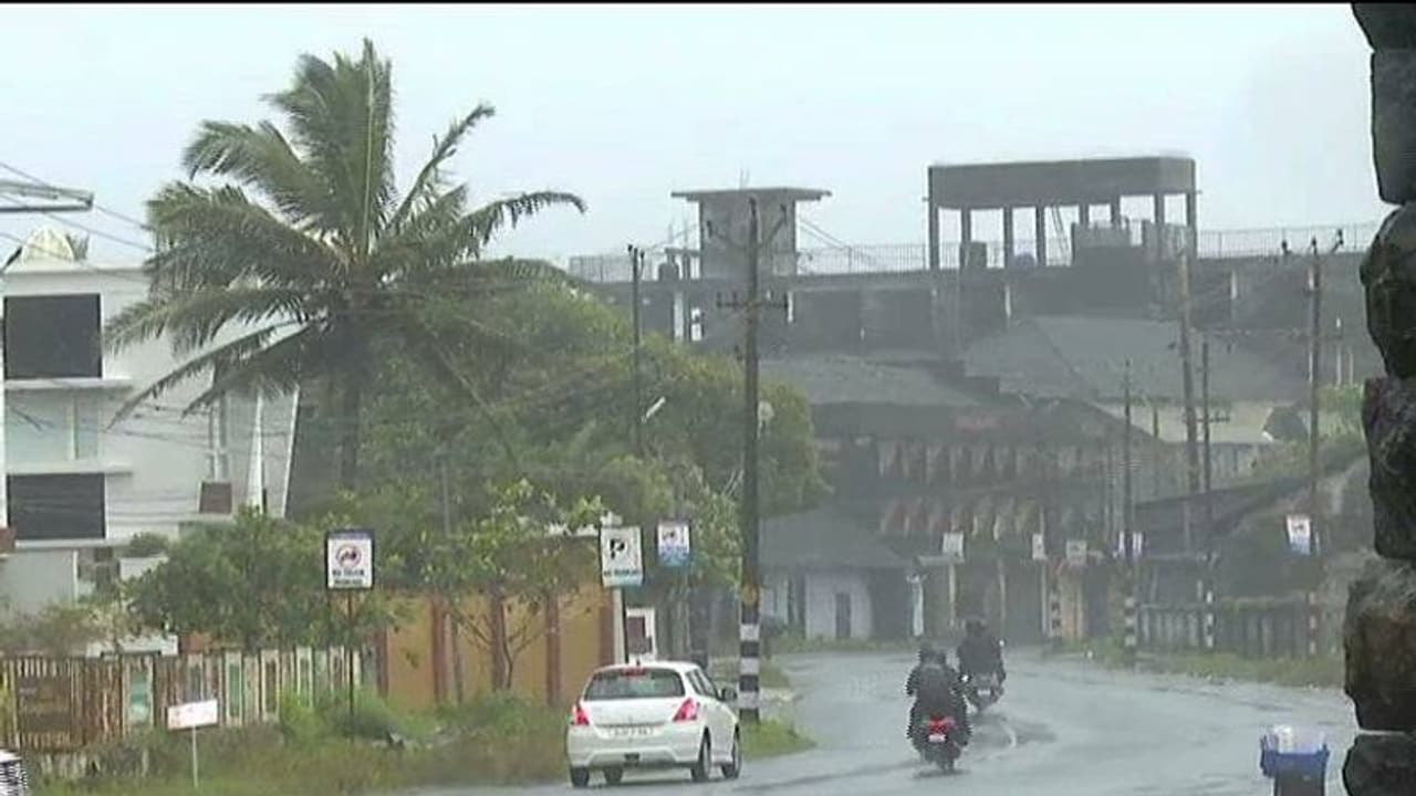 ವರುಣನ ಅಬ್ಬರಕ್ಕೆ ನಡುಗಿದ ಬೆಂಗಳೂರು: ಹೈರಾಣಾದ ಜನತೆ ವರುಣನ ಅಬ್ಬರಕ್ಕೆ ನಡುಗಿದ ಬೆಂಗಳೂರು: ಹೈರಾಣಾದ ಜನತೆ