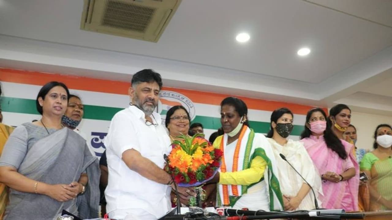 ಡಿಕೆಶಿ ಸಮ್ಮುಖದಲ್ಲಿ ಕಾಂಗ್ರೆಸ್ ಸೇರ್ಪಡೆಯಾದ ಸಾಮಾಜಿಕ ಹೋರಾಟಗಾರ್ತಿ..! ಡಿಕೆಶಿ ಸಮ್ಮುಖದಲ್ಲಿ ಕಾಂಗ್ರೆಸ್ ಸೇರ್ಪಡೆಯಾದ ಸಾಮಾಜಿಕ ಹೋರಾಟಗಾರ್ತಿ..!