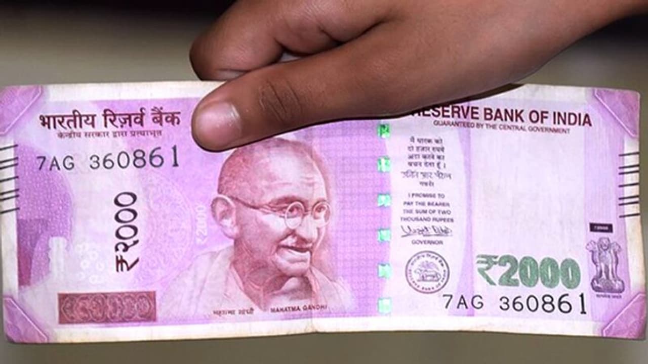 ക്ഷേത്രത്തിന്‍റെ കാണിക്കവഞ്ചി തുറന്നു, നിറഞ്ഞ് 2000ത്തിന്‍റെ നോട്ടുകൾ; എണ്ണിയപ്പോൾ ഒന്നും രണ്ടുമല്ല, ലക്ഷങ്ങൾ!