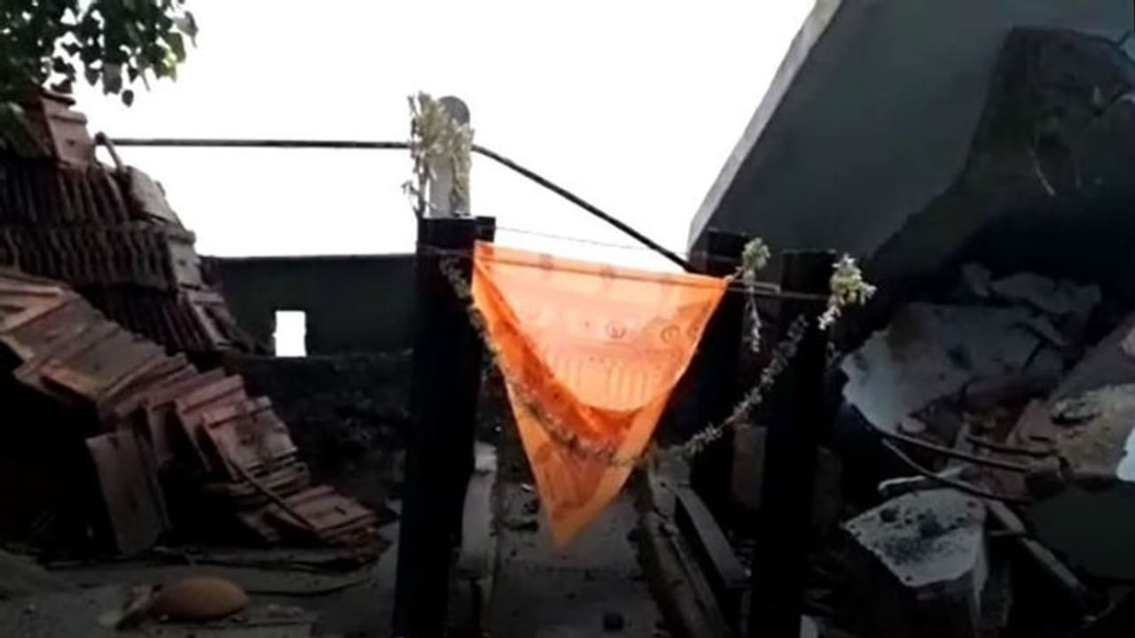 হুড়মুড়িয়ে ভেঙে পড়ল পুণর্নির্মিত শ্মশান, কাজের গুণগতমান নিয়ে প্রশ্ন হাওড়ার হুড়মুড়িয়ে ভেঙে পড়ল পুণর্নির্মিত শ্মশান, কাজের গুণগতমান নিয়ে প্রশ্ন হাওড়ার