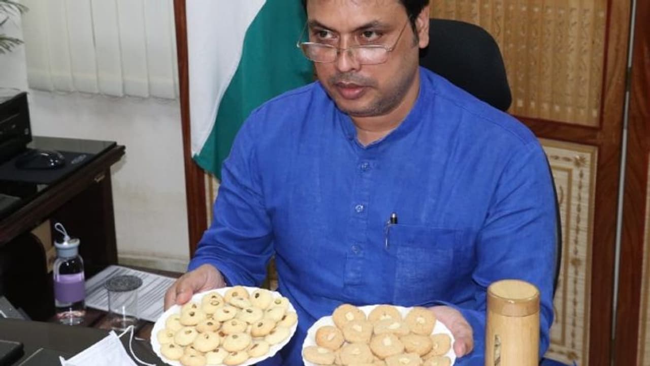 নেট দুনিয়ায় ভাইরাল ত্রিপুরার মুখ্যমন্ত্রীর লঞ্চ করা বাঁশের বিস্কুট, জেনেনিন কতটা উপকারী সেই কুকিজ