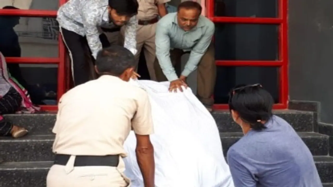 प्रोफेसर ने लगाई फांसी, लिखा पत्नी बच्चों को छोड़ने का दिल तो नहीं करता, लेकिन जाना है पापा बुला रहे प्रोफेसर ने लगाई फांसी, लिखा पत्नी बच्चों को छोड़ने का दिल तो नहीं करता, लेकिन जाना है पापा बुला रहे