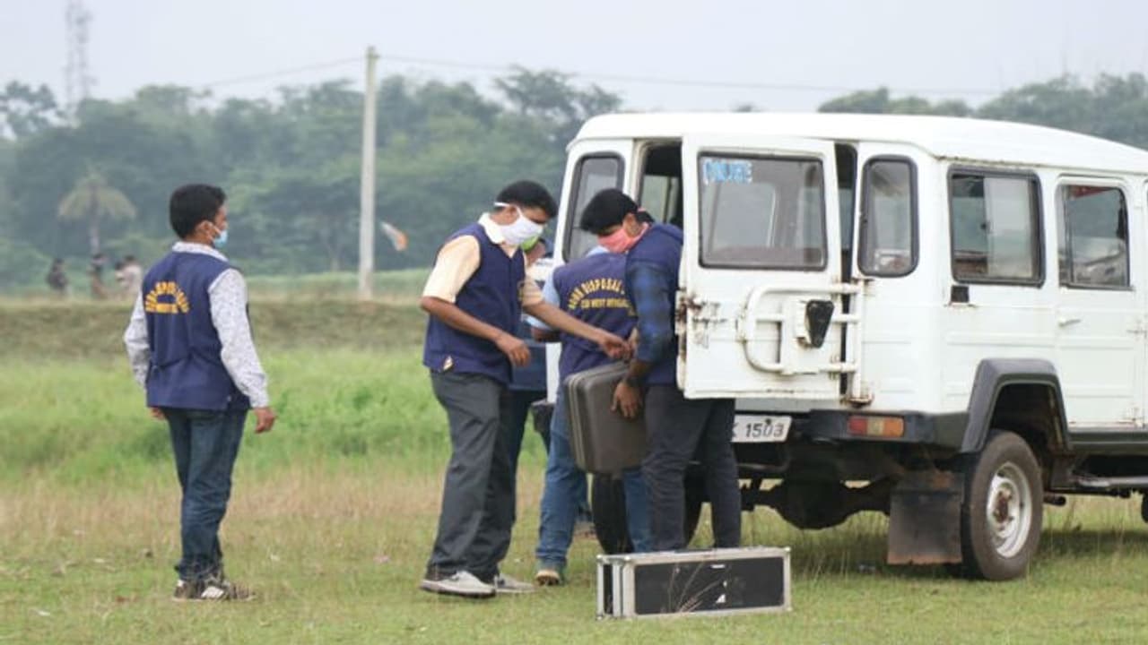 ಕುಮಟಾದ ಬಾಂಬ್ ಅಸಲಿಯಲ್ಲ ಡಮ್ಮಿ: ನಿಟ್ಟುಸಿರುಬಿಟ್ಟ ಜನತೆ ಕುಮಟಾದ ಬಾಂಬ್ ಅಸಲಿಯಲ್ಲ ಡಮ್ಮಿ: ನಿಟ್ಟುಸಿರುಬಿಟ್ಟ ಜನತೆ