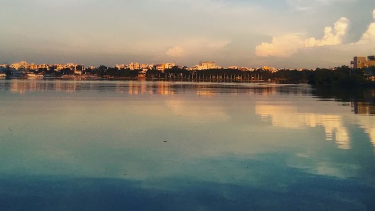 హైదరాబాద్లో మరో విషాదం: సరూర్నగర్ చెరువులో ఓ వ్యక్తి గల్లంతు హైదరాబాద్లో మరో విషాదం: సరూర్నగర్ చెరువులో ఓ వ్యక్తి గల్లంతు