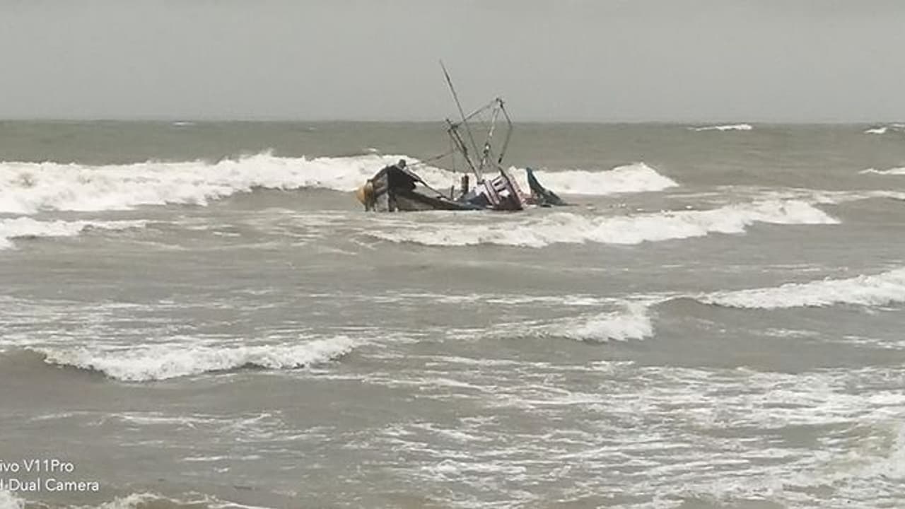 ಭಟ್ಕಳ; ಸಿನಿಮೀಯ ರೀತಿ ಹತ್ತು ಮೀನುಗಾರರ ರಕ್ಷಣೆ ಭಟ್ಕಳ; ಸಿನಿಮೀಯ ರೀತಿ ಹತ್ತು ಮೀನುಗಾರರ ರಕ್ಷಣೆ