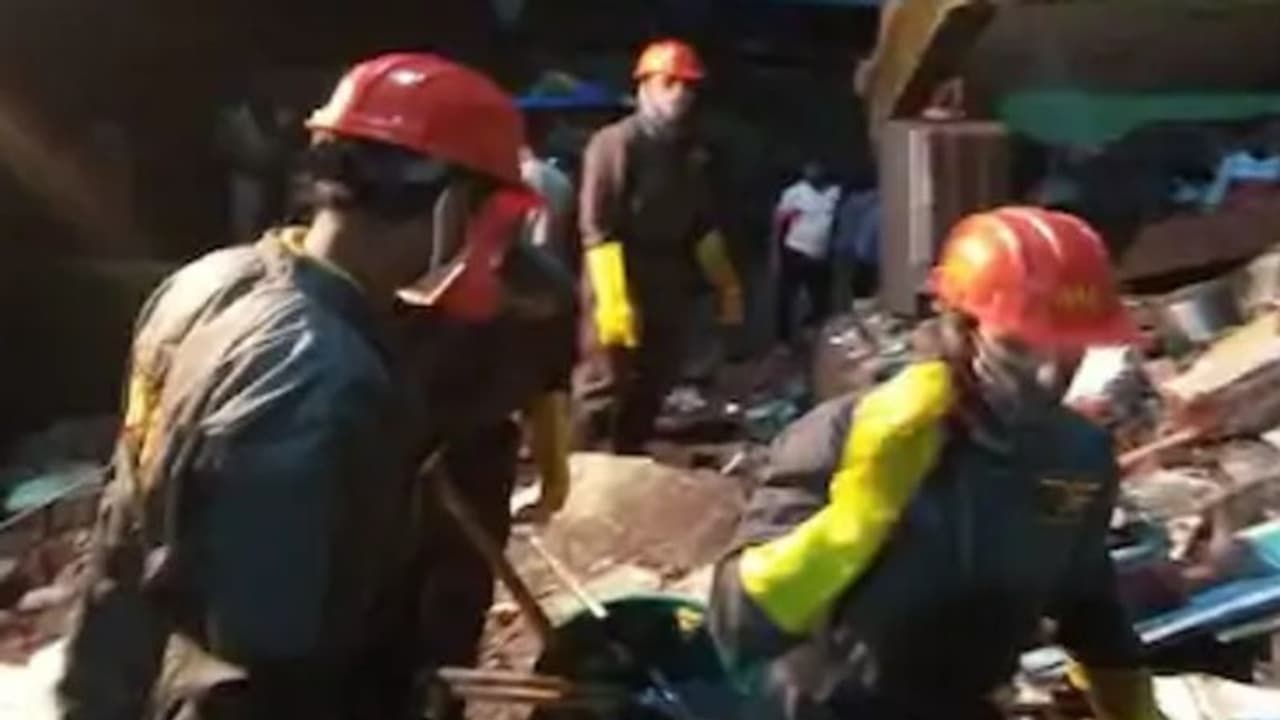 మహారాష్ట్రలో కుప్పకూలిన భవనం..8మంది మృతి మహారాష్ట్రలో కుప్పకూలిన భవనం..8మంది మృతి