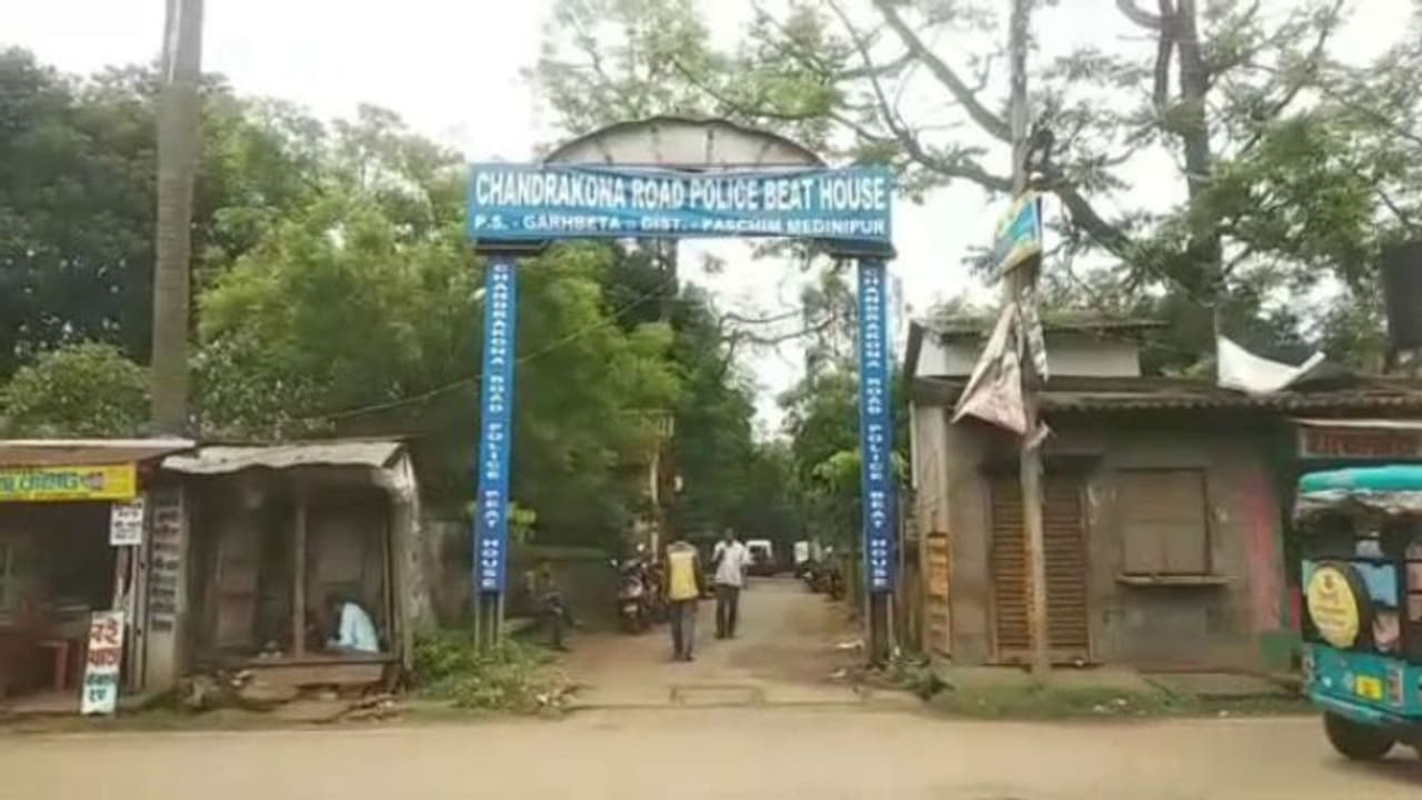 প্রতিবেশী যুবকের প্রেমে 'অন্তস্বঃত্ত্বা' কিশোরী, মেয়েকে পিটিয়ে মারল বাবা প্রতিবেশী যুবকের প্রেমে 'অন্তস্বঃত্ত্বা' কিশোরী, মেয়েকে পিটিয়ে মারল বাবা