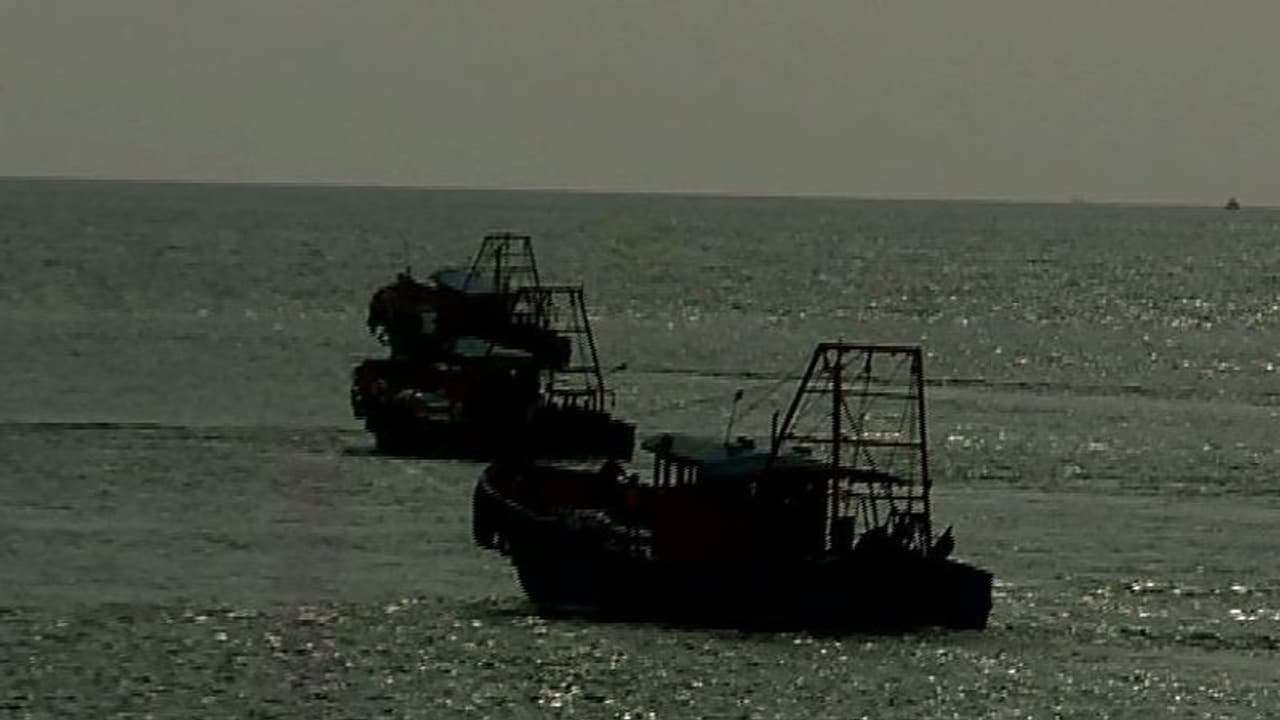 ബേപ്പൂരില് അനധികൃത മത്സ്യബന്ധനം; ബോട്ടും ഫൈബര് വള്ളങ്ങളും പിടികൂടി ബേപ്പൂരില് അനധികൃത മത്സ്യബന്ധനം; ബോട്ടും ഫൈബര് വള്ളങ്ങളും പിടികൂടി