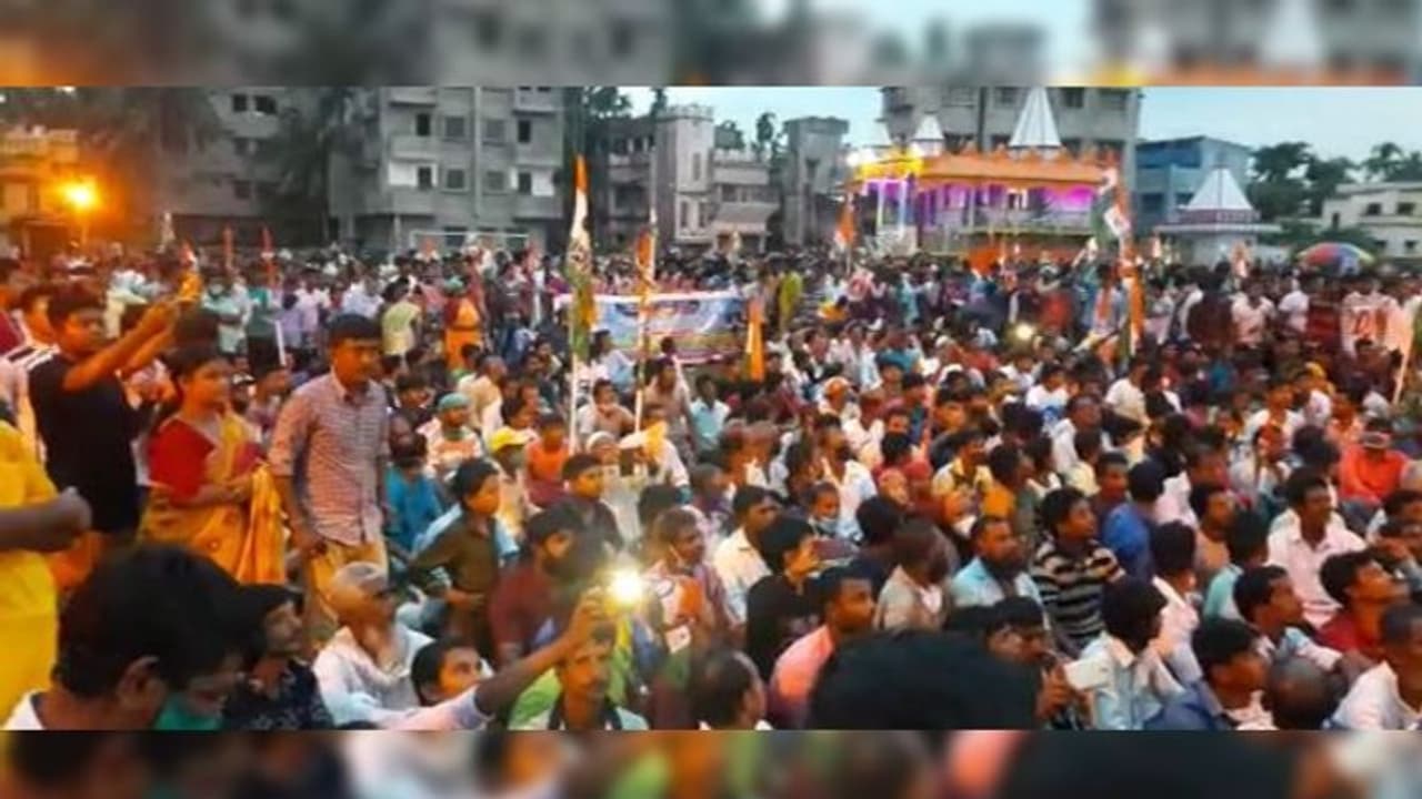 করোনাকে পরোয়া না করেই মিছিলে জমায়েত ২৫ হাজার, বিজেপি বিরোধী প্রতিবাদ কর্মসূচিতে তৃণমূল করোনাকে পরোয়া না করেই মিছিলে জমায়েত ২৫ হাজার, বিজেপি বিরোধী প্রতিবাদ কর্মসূচিতে তৃণমূল