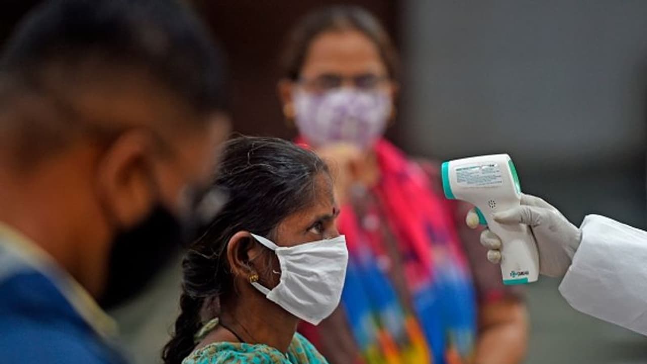 'ഇന്ത്യയില് 6 8 ആഴ്ചയ്ക്കുള്ളില് കൊവിഡ് മൂന്നാം തരംഗം'; എയിംസ് മേധാവി 'ഇന്ത്യയില് 6 8 ആഴ്ചയ്ക്കുള്ളില് കൊവിഡ് മൂന്നാം തരംഗം'; എയിംസ് മേധാവി