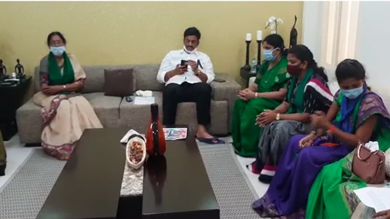 రఘురామ కృష్ణంరాజుతో అమరావతి మహిళా జేఏసి నేతల భేటీ (వీడియో) రఘురామ కృష్ణంరాజుతో అమరావతి మహిళా జేఏసి నేతల భేటీ (వీడియో)