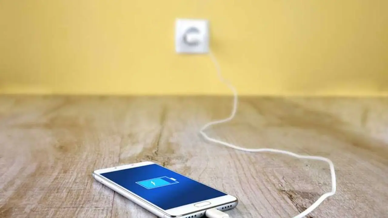 సినిమాలో మాదిరిగా: లారీ నుండి రూ. 15 కోట్ల ఫోన్ల చోరీ సినిమాలో మాదిరిగా: లారీ నుండి రూ. 15 కోట్ల ఫోన్ల చోరీ