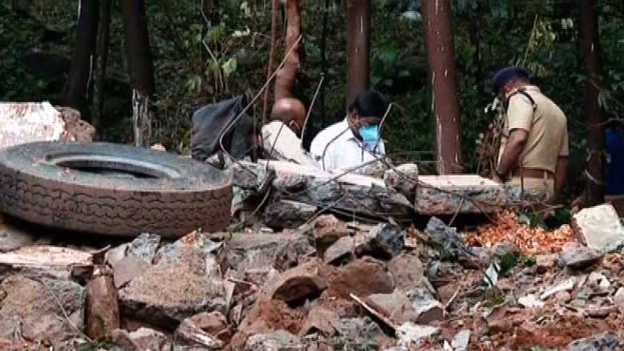 ക്വാറിയിലെ സ്ഫോടനം: കലക്ടര് അന്വേഷിക്കണമെന്ന് മനുഷ്യാവകാശ കമ്മീഷന് ക്വാറിയിലെ സ്ഫോടനം: കലക്ടര് അന്വേഷിക്കണമെന്ന് മനുഷ്യാവകാശ കമ്മീഷന്