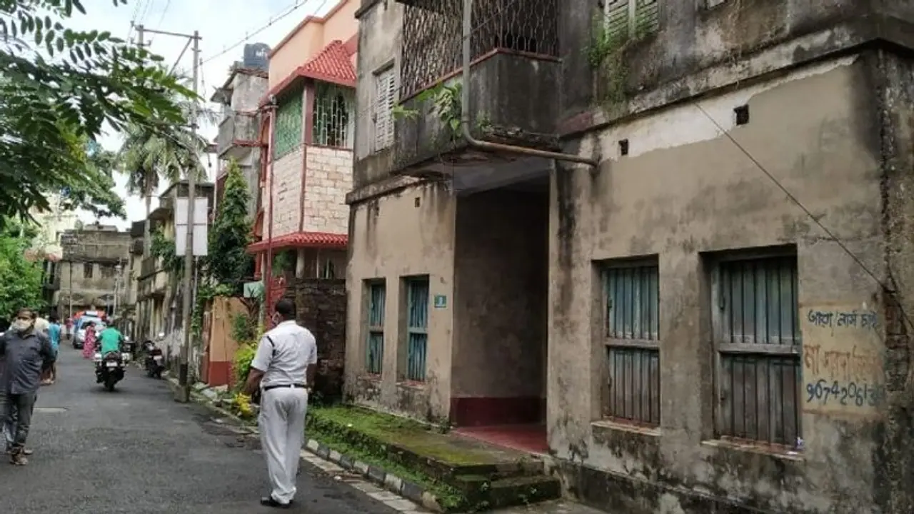 গন্ধে গুলিয়ে উঠল গা, বেহালায় বৃ্দ্ধের পচা গলা দেহ ঘিরে ছড়াল করোনা আতঙ্ক গন্ধে গুলিয়ে উঠল গা, বেহালায় বৃ্দ্ধের পচা গলা দেহ ঘিরে ছড়াল করোনা আতঙ্ক