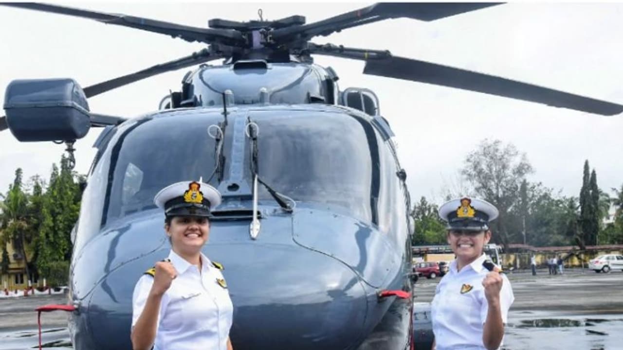 नौसेना के हेलीकॉप्टर स्ट्रीम में पहली बार शामिल हुईं ये 2 महिला अधिकारी, जानिए कैसे बना ये ऐतिहासिक दिन नौसेना के हेलीकॉप्टर स्ट्रीम में पहली बार शामिल हुईं ये 2 महिला अधिकारी, जानिए कैसे बना ये ऐतिहासिक दिन