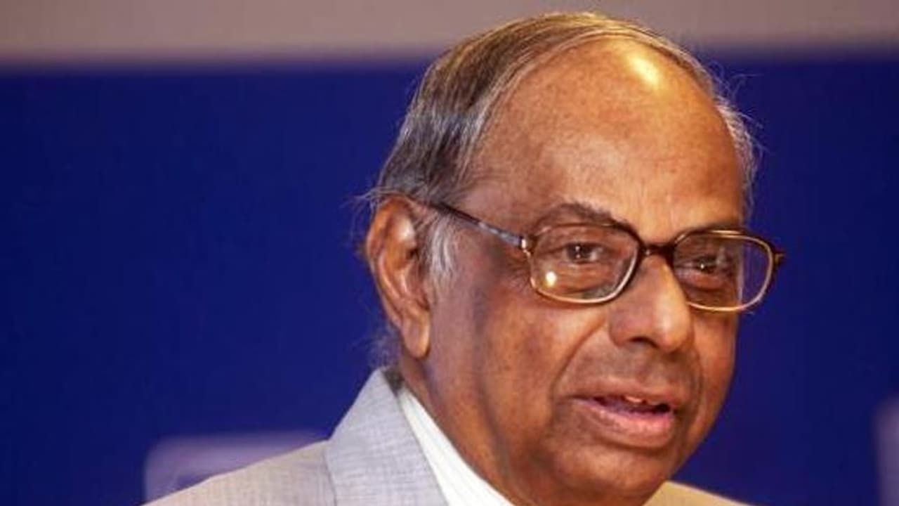 தமிழக பொருளாதார நிலையை மேம்படுத்த திட்டம்: 275 பக்க அறிக்கை முதலமைச்சர் எடப்பாடி பழனிசாமியிடம் இன்று தாக்கல்.