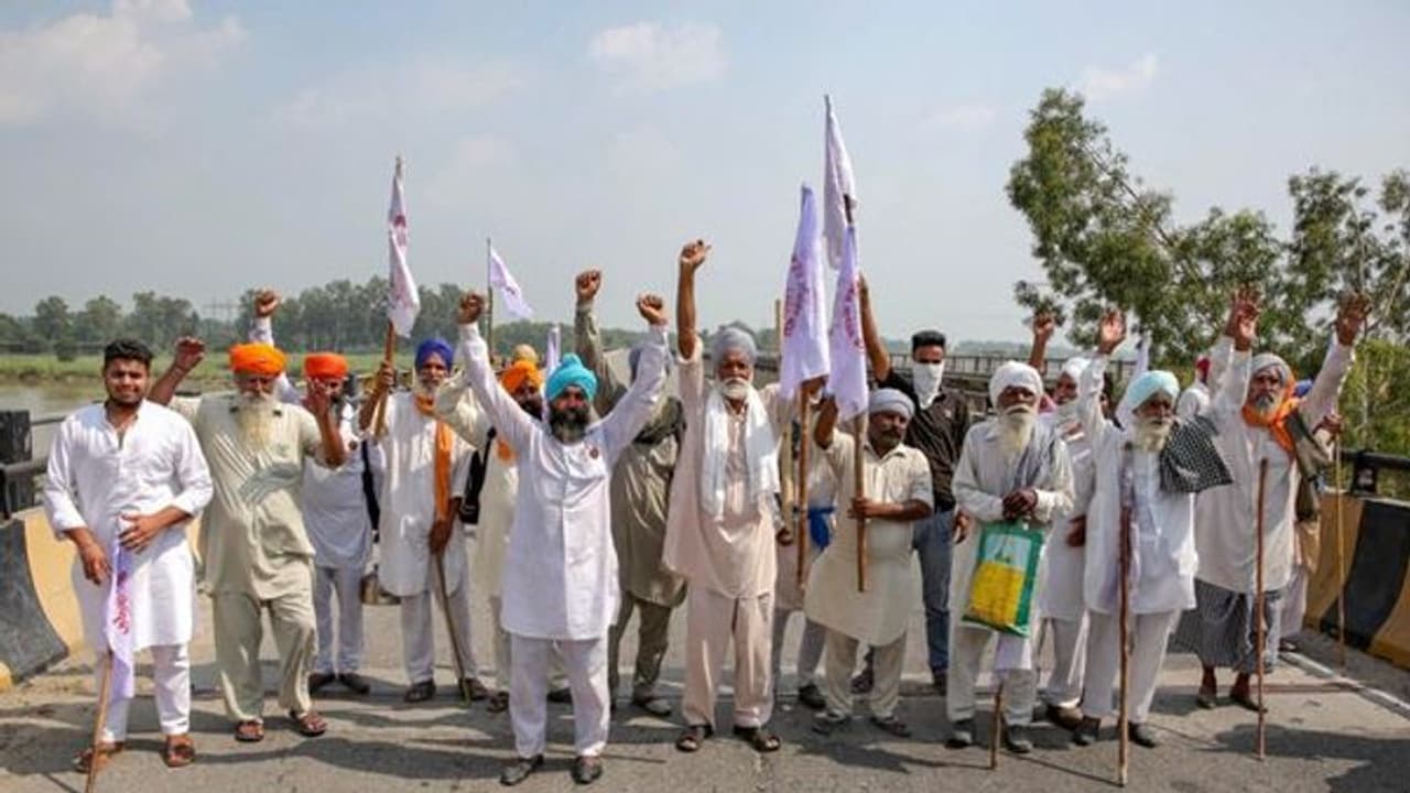 వ్యవసాయ బిల్లుల ఆమోదం: పంజాబ్ లో కొనసాగుతున్న రైతుల ఆందోళన వ్యవసాయ బిల్లుల ఆమోదం: పంజాబ్ లో కొనసాగుతున్న రైతుల ఆందోళన