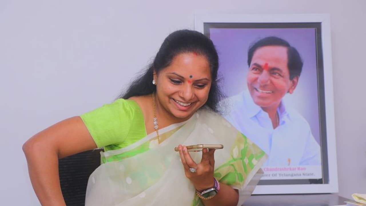 హైద్రాబాద్కు బయలుదేరిన కవిత, మంత్రులు హైద్రాబాద్కు బయలుదేరిన కవిత, మంత్రులు