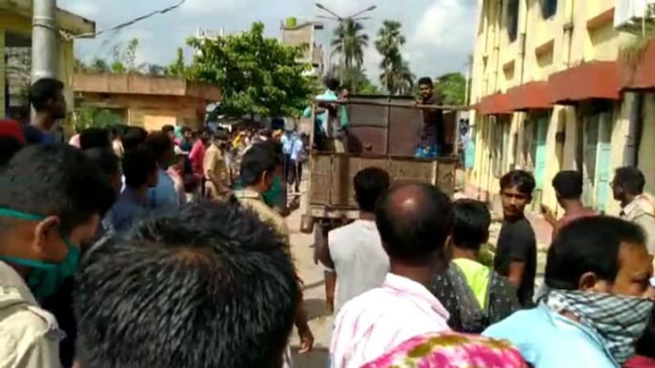 গৃহস্থের বাড়িতে ঢুকে চুরির অভিযোগ, বেধড়ক গণপিটুনিতে যুবকের মৃত্যু ঘিরে উত্তেজনা গৃহস্থের বাড়িতে ঢুকে চুরির অভিযোগ, বেধড়ক গণপিটুনিতে যুবকের মৃত্যু ঘিরে উত্তেজনা