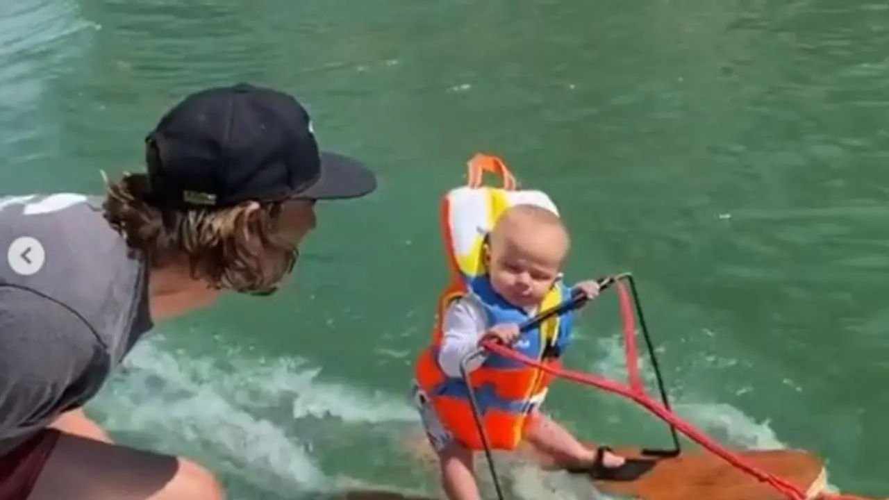 নেটবাসীদের মন কেড়ে নিয়েছে একটি ৬ মাসের শিশু, কারণ জানতে দেখেনিন ভাইরাল ভিডিওটি নেটবাসীদের মন কেড়ে নিয়েছে একটি ৬ মাসের শিশু, কারণ জানতে দেখেনিন ভাইরাল ভিডিওটি