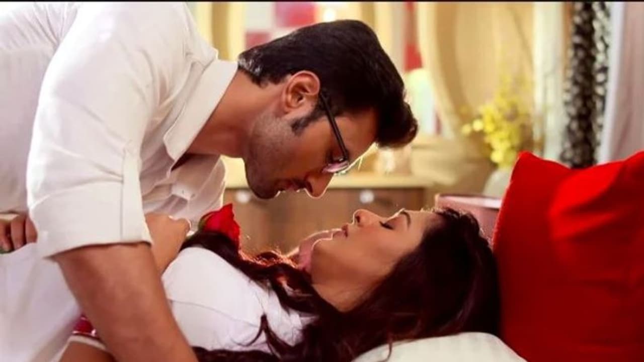 শার্টের বোতামে আলতো ছোঁয়া, হিয়াকে ভুলে কার সঙ্গে Date এ মগ্ন 'ডাঃ উজান চ্যাটার্জি' শার্টের বোতামে আলতো ছোঁয়া, হিয়াকে ভুলে কার সঙ্গে Date এ মগ্ন 'ডাঃ উজান চ্যাটার্জি'