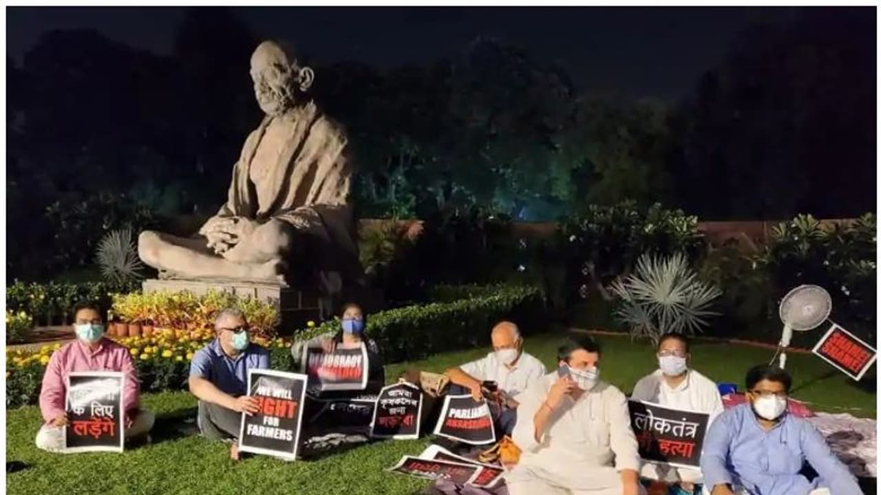 രാത്രിയിലും സമരം തുടര്ന്ന് സസ്പെന്ഷനിലായ എംപിമാര് രാത്രിയിലും സമരം തുടര്ന്ന് സസ്പെന്ഷനിലായ എംപിമാര്