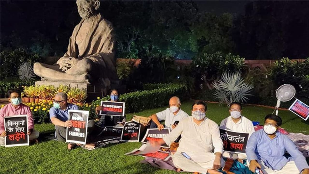 राज्यसभा में उपसभापति से अभद्रता का मामला, धरने पर बैठे निलंबित सांसद; कहा पूरी रात जारी रहेगा धरना राज्यसभा में उपसभापति से अभद्रता का मामला, धरने पर बैठे निलंबित सांसद; कहा पूरी रात जारी रहेगा धरना