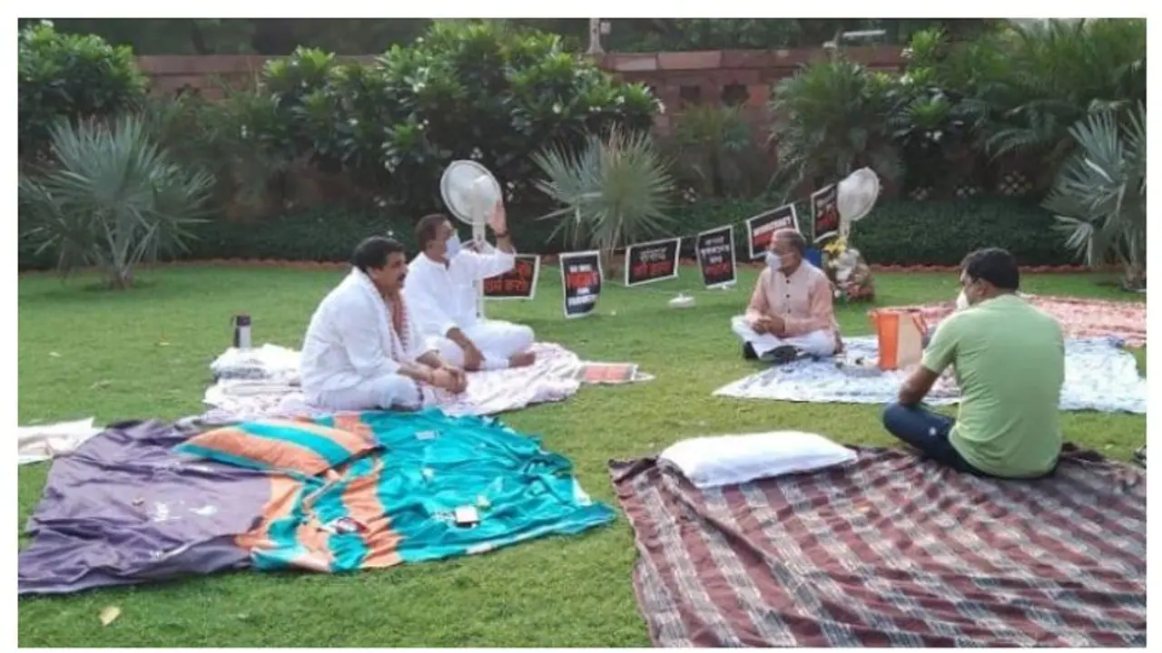 হরিবংশের গান্ধীগিরি, সংসদ চত্বরে ধর্নায় থাকা ৮ সাংসদের জন্য চা বানালেন খোদ ডেপুটি চেয়ারম্যান