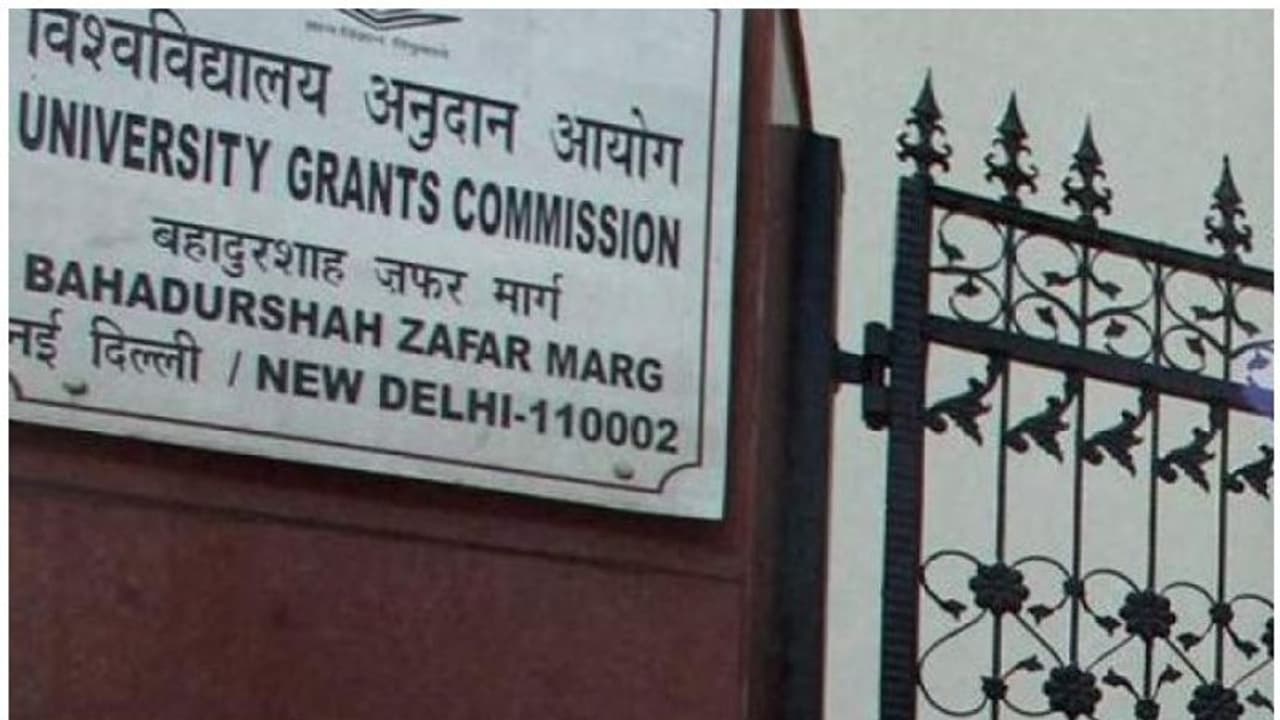 ഒരേ സമയം രണ്ട് ബിരുദ കോഴ്സുകൾ പഠിക്കാം; പഠിക്കുന്നവർക്കും പുതുതായി ചേരുന്നവർക്കും അവസരം ഒരേ സമയം രണ്ട് ബിരുദ കോഴ്സുകൾ പഠിക്കാം; പഠിക്കുന്നവർക്കും പുതുതായി ചേരുന്നവർക്കും അവസരം