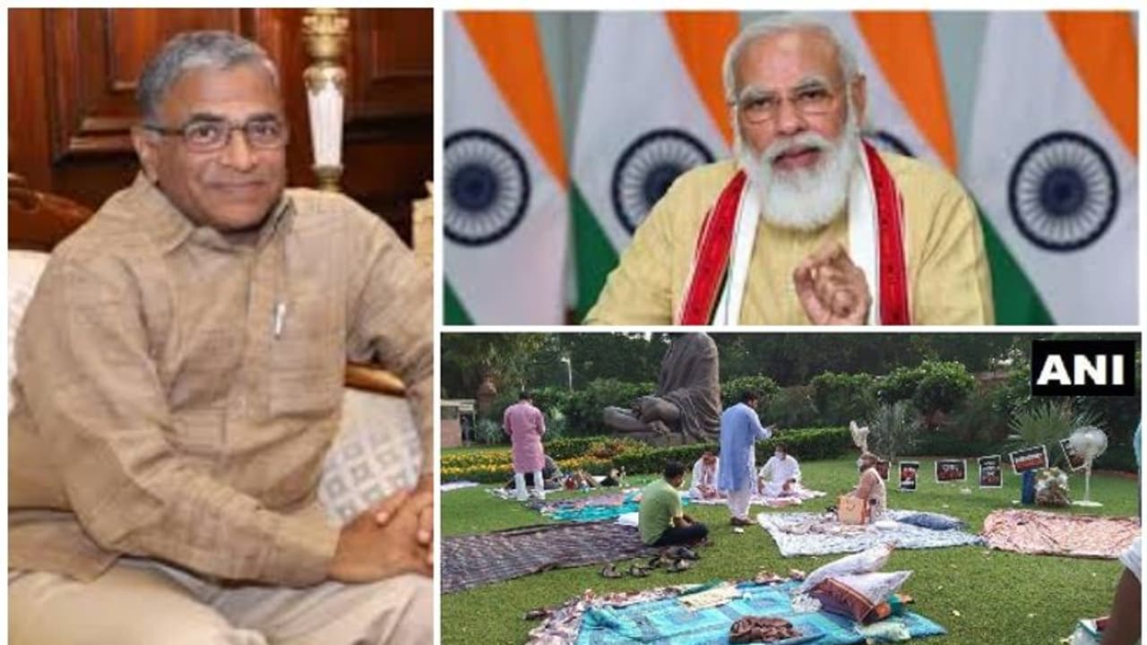 സമരം ചെയ്യുന്ന എംപിമാരെ കണ്ട് രാജ്യസഭ ഉപാധ്യക്ഷൻ; മഹാമനസ്കതയെന്ന് പ്രധാനമന്ത്രി സമരം ചെയ്യുന്ന എംപിമാരെ കണ്ട് രാജ്യസഭ ഉപാധ്യക്ഷൻ; മഹാമനസ്കതയെന്ന് പ്രധാനമന്ത്രി