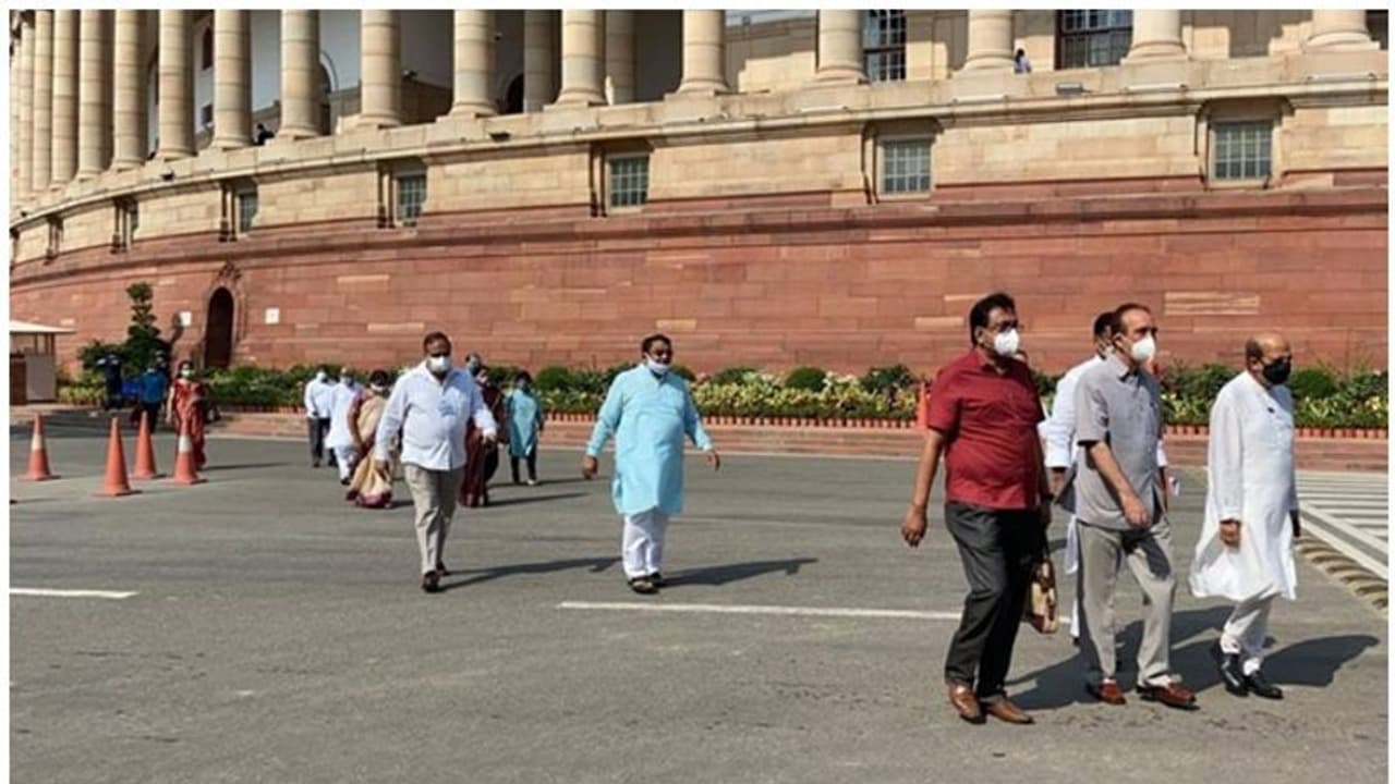 എംപിമാരുടെ സസ്പെൻഷൻ പിൻവലിക്കില്ലെന്ന് രാജ്യസഭ അധ്യക്ഷൻ; പ്രതിപക്ഷം സഭ ബഹിഷ്കരിച്ചു എംപിമാരുടെ സസ്പെൻഷൻ പിൻവലിക്കില്ലെന്ന് രാജ്യസഭ അധ്യക്ഷൻ; പ്രതിപക്ഷം സഭ ബഹിഷ്കരിച്ചു