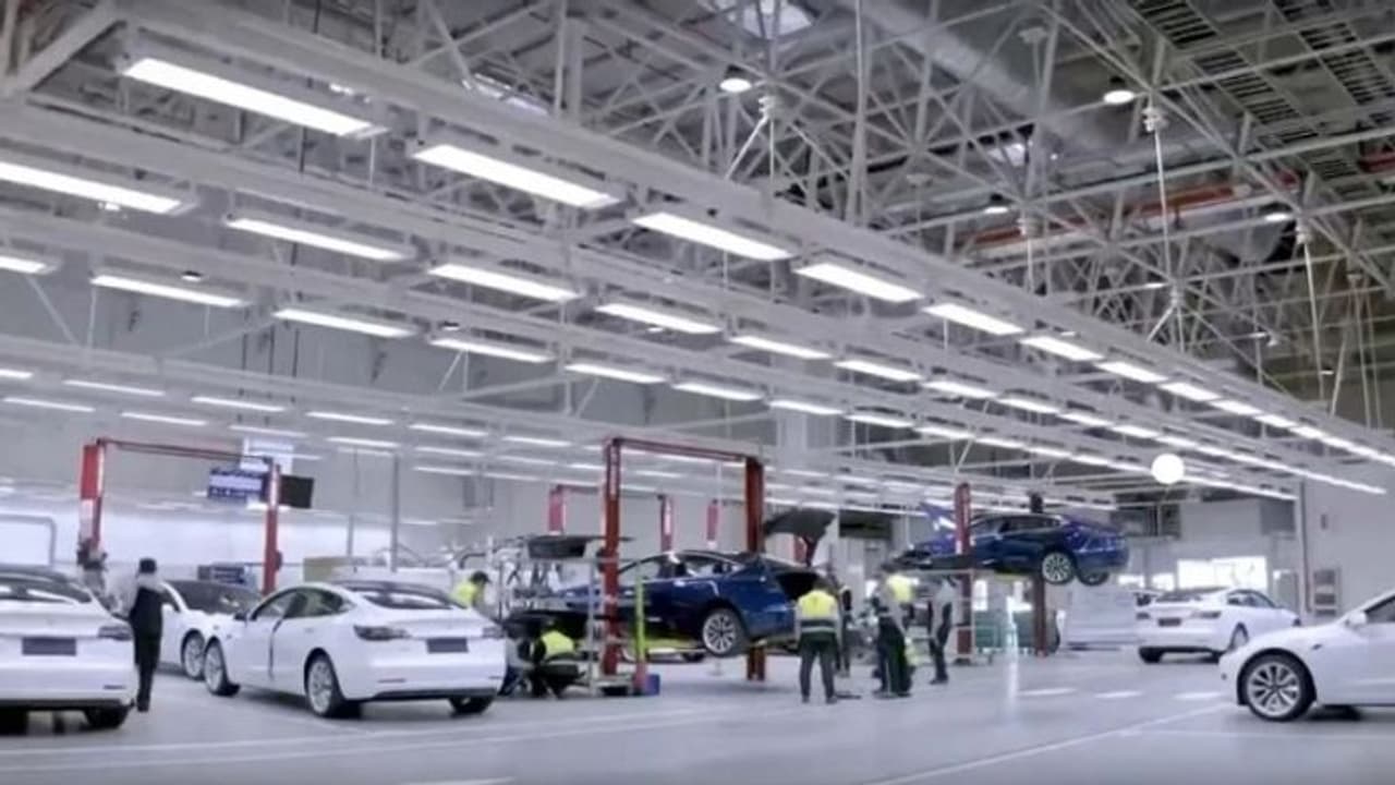 ఇండియాలో భారీగా పెట్టుబడులు పెట్టనున్న టెస్లా.. కర్ణాటక ప్రభుత్వంతో చర్చలు ఇండియాలో భారీగా పెట్టుబడులు పెట్టనున్న టెస్లా.. కర్ణాటక ప్రభుత్వంతో చర్చలు