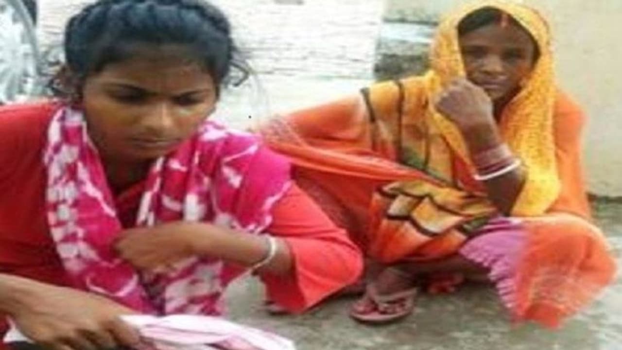 गजब: पिता मजदूरी कर परिवार का पेट पाल रहा, बेटी के खाते में पड़े 10 करोड़..पढ़िए यह दिलचस्प मामला गजब: पिता मजदूरी कर परिवार का पेट पाल रहा, बेटी के खाते में पड़े 10 करोड़..पढ़िए यह दिलचस्प मामला