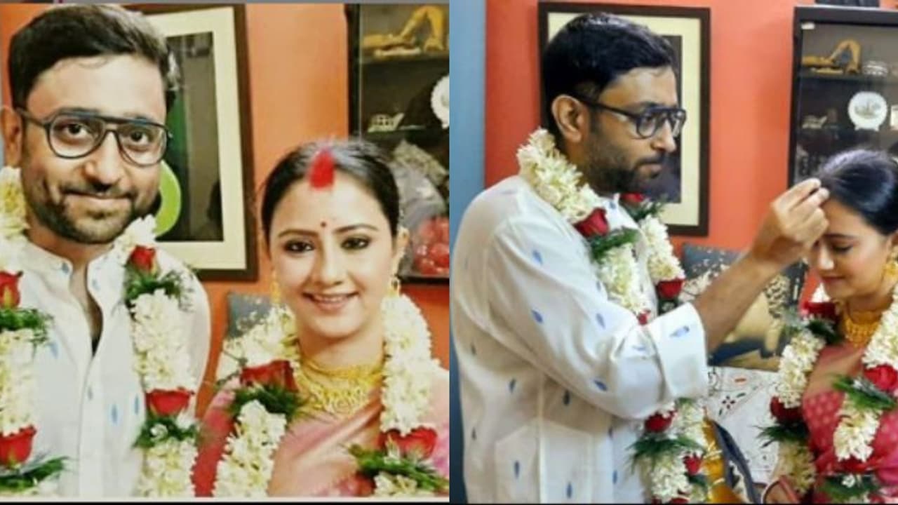 নিজে শাঁখ বাজিয়ে বউ মানালিকে ঘরে তুলছেন অভিমন্যু, পঞ্চমীতে ভাইরাল বধূবরণের ভিডিও নিজে শাঁখ বাজিয়ে বউ মানালিকে ঘরে তুলছেন অভিমন্যু, পঞ্চমীতে ভাইরাল বধূবরণের ভিডিও