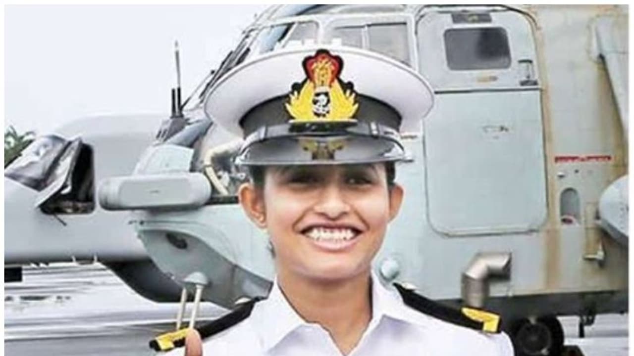 നേവിയുടെ വിമാനച്ചിറകില്‍ പാലക്കാട്ടുകാരി ക്രീഷ്മയും പറക്കും