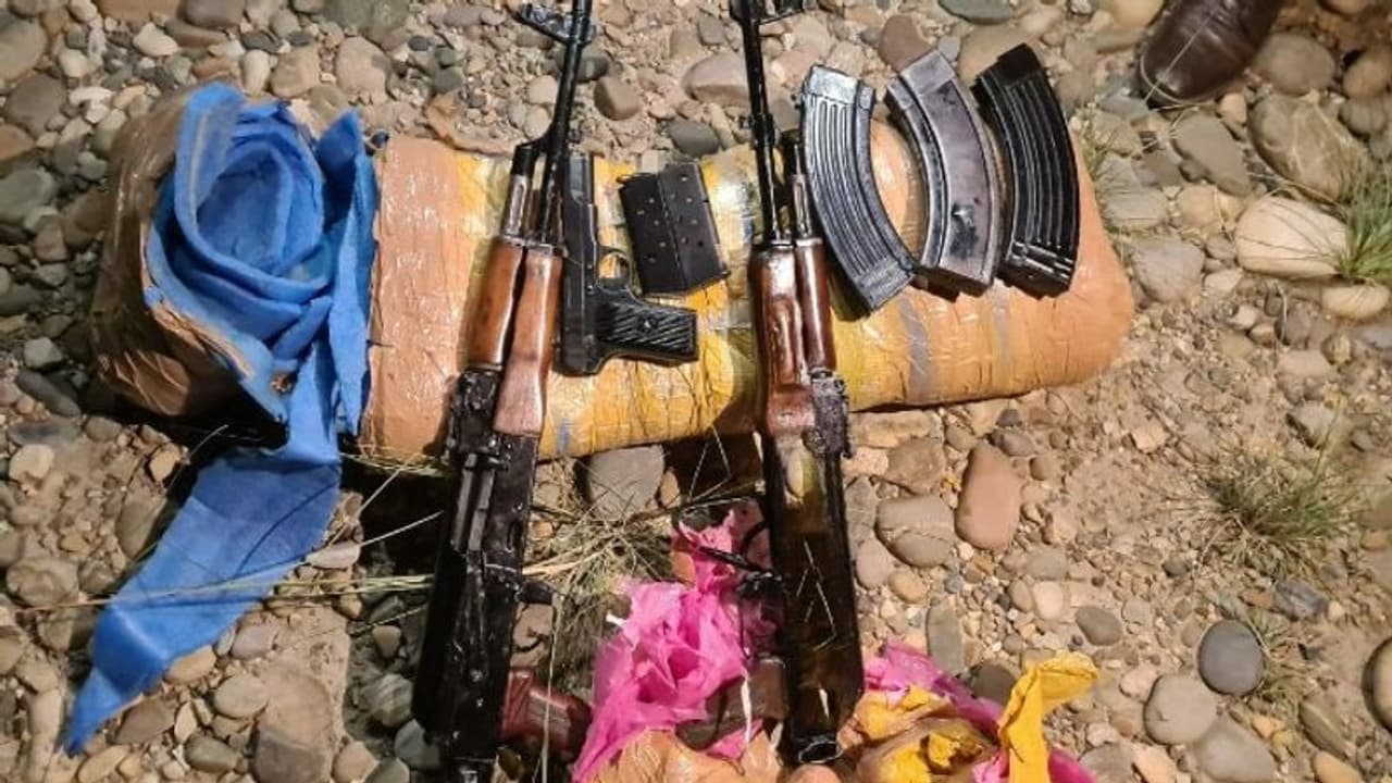 রাতের অন্ধকারে ড্রোন দিয়ে অস্ত্র ফেলা হচ্ছে, ভূস্বর্গে জঙ্গিদের মদতে নয়া ছক পাকিস্তানের রাতের অন্ধকারে ড্রোন দিয়ে অস্ত্র ফেলা হচ্ছে, ভূস্বর্গে জঙ্গিদের মদতে নয়া ছক পাকিস্তানের