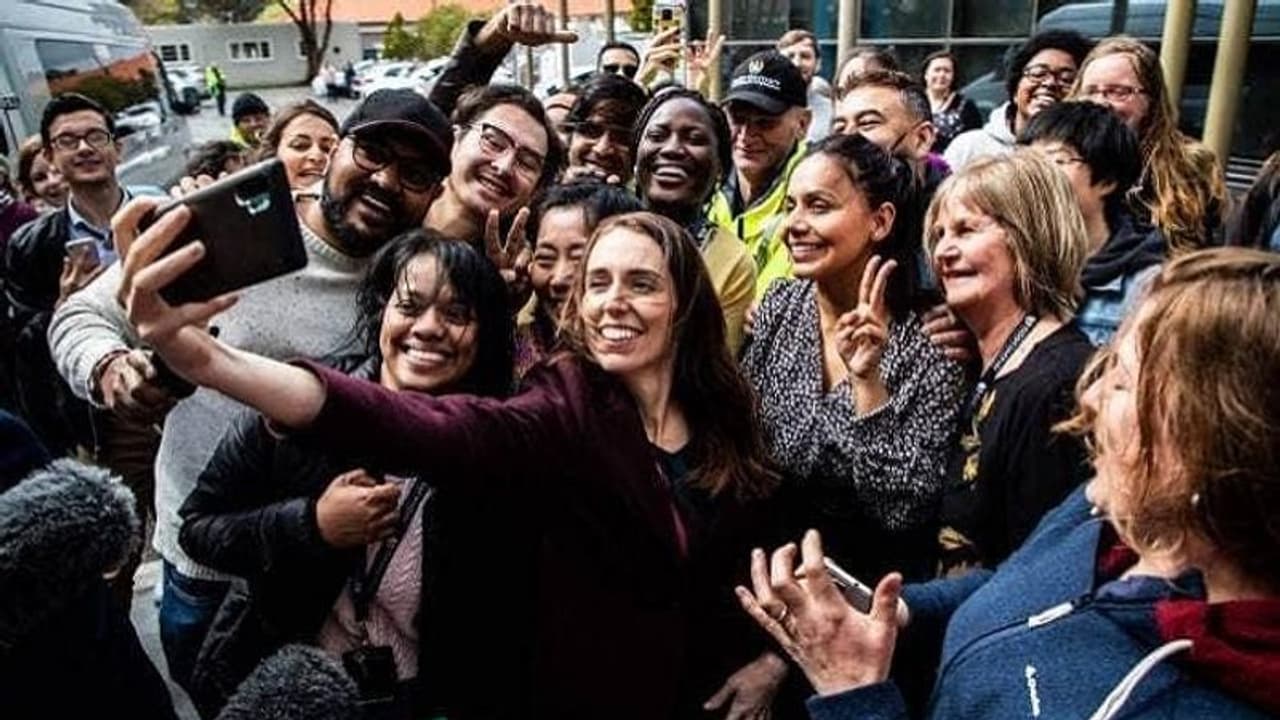 ಕೊರೋನಾ ನಿಯಮ ಮೀರಿ ಸೆಲ್ಫಿ; ಕ್ಷಮೆ ಕೇಳಿದ ಪ್ರಧಾನಿ!