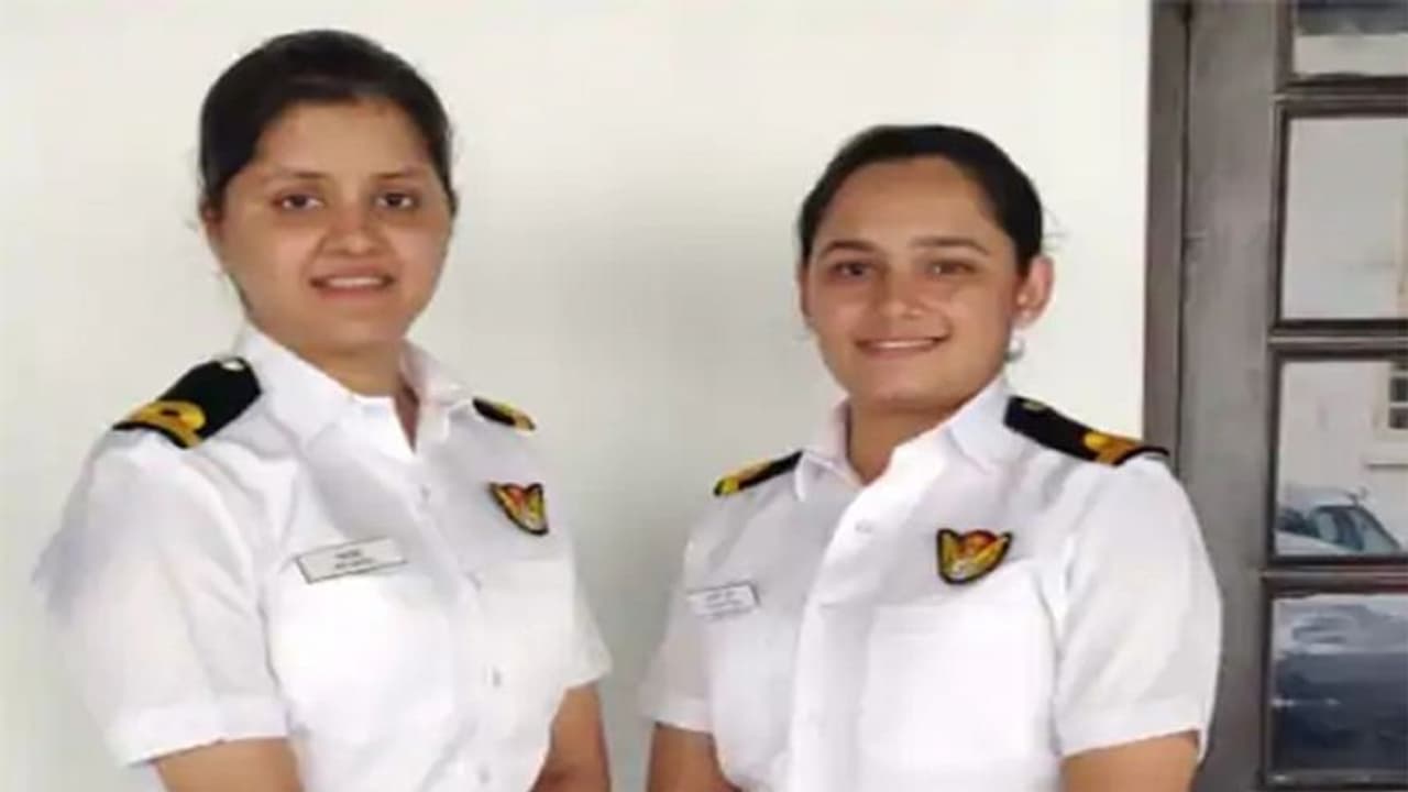 पहली बार वॉरशिप पर 2 महिला अफसरों को तैनात करेगी भारतीय नौसेना, 60 घंटों का है प्रशिक्षण पहली बार वॉरशिप पर 2 महिला अफसरों को तैनात करेगी भारतीय नौसेना, 60 घंटों का है प्रशिक्षण