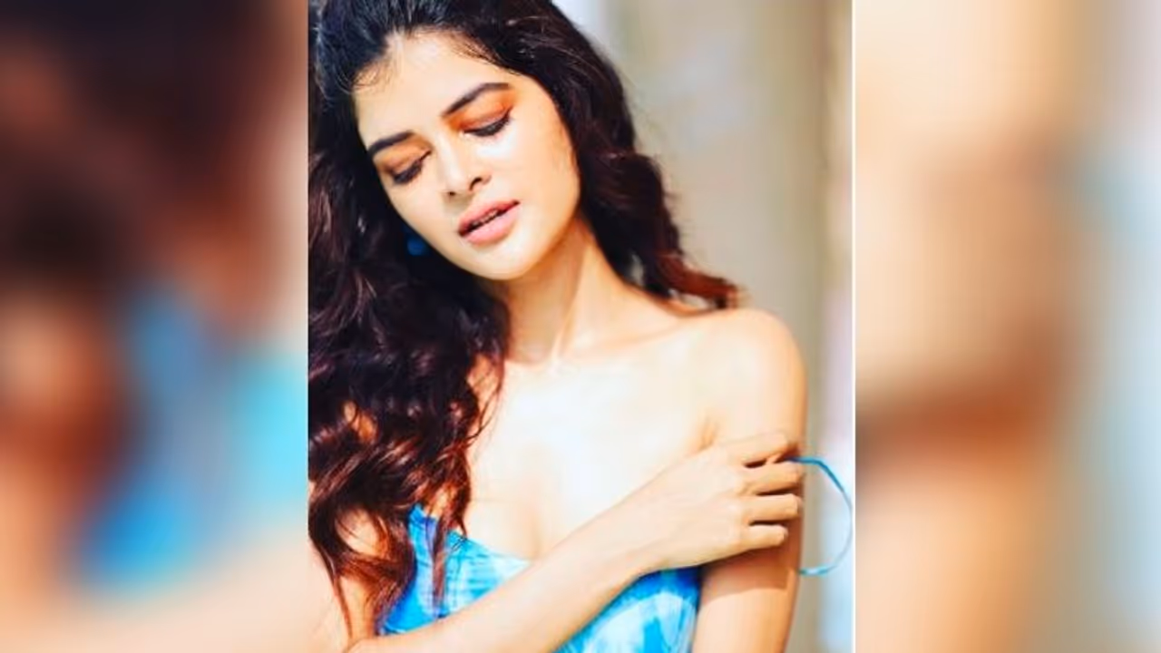 'নীল রঙ ছিল ভীষণ প্রিয়', মধুমিতার স্নিগ্ধতায় প্রেমে পড়ছে সকলে 'নীল রঙ ছিল ভীষণ প্রিয়', মধুমিতার স্নিগ্ধতায় প্রেমে পড়ছে সকলে