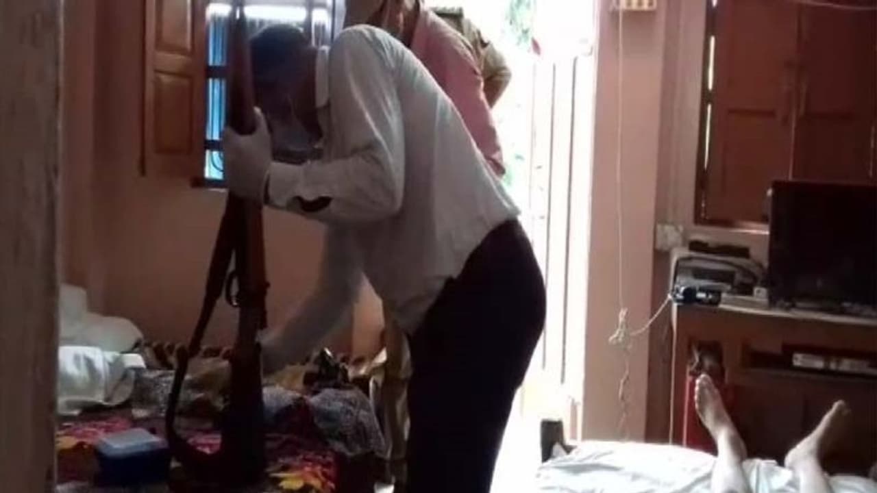 पत्नी की हत्या कर शव गोद में रख पूरी रात रोता रहा पति, अपने 4 साल के बेटे के सिर से छीना मां का साया पत्नी की हत्या कर शव गोद में रख पूरी रात रोता रहा पति, अपने 4 साल के बेटे के सिर से छीना मां का साया