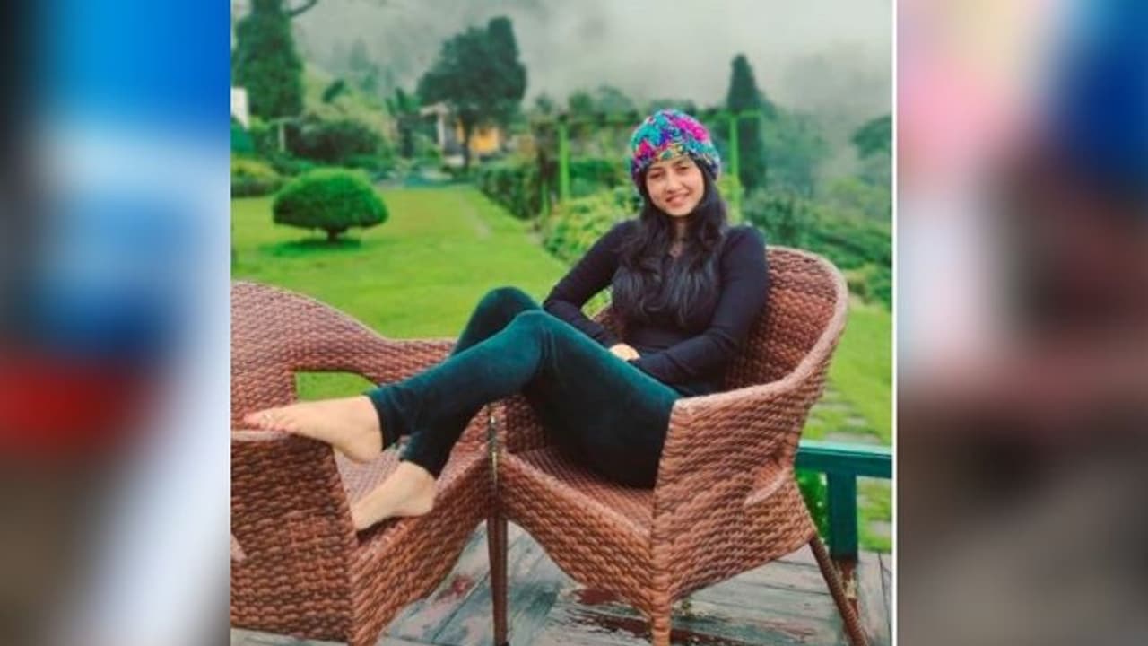 পাহাড় কোলে মনামী, কার্শিয়াং এ বৃষ্টি ভেজা সকাল, ভিন্ন লুকে ভাইরাল ডিভা পাহাড় কোলে মনামী, কার্শিয়াং এ বৃষ্টি ভেজা সকাল, ভিন্ন লুকে ভাইরাল ডিভা