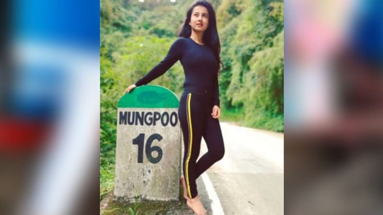 লকডাউনের পর দার্জিলিংয়ের হাওয়া কেমন, ভ্লগিংয়ে তুলে ধরলেন মনামী লকডাউনের পর দার্জিলিংয়ের হাওয়া কেমন, ভ্লগিংয়ে তুলে ধরলেন মনামী