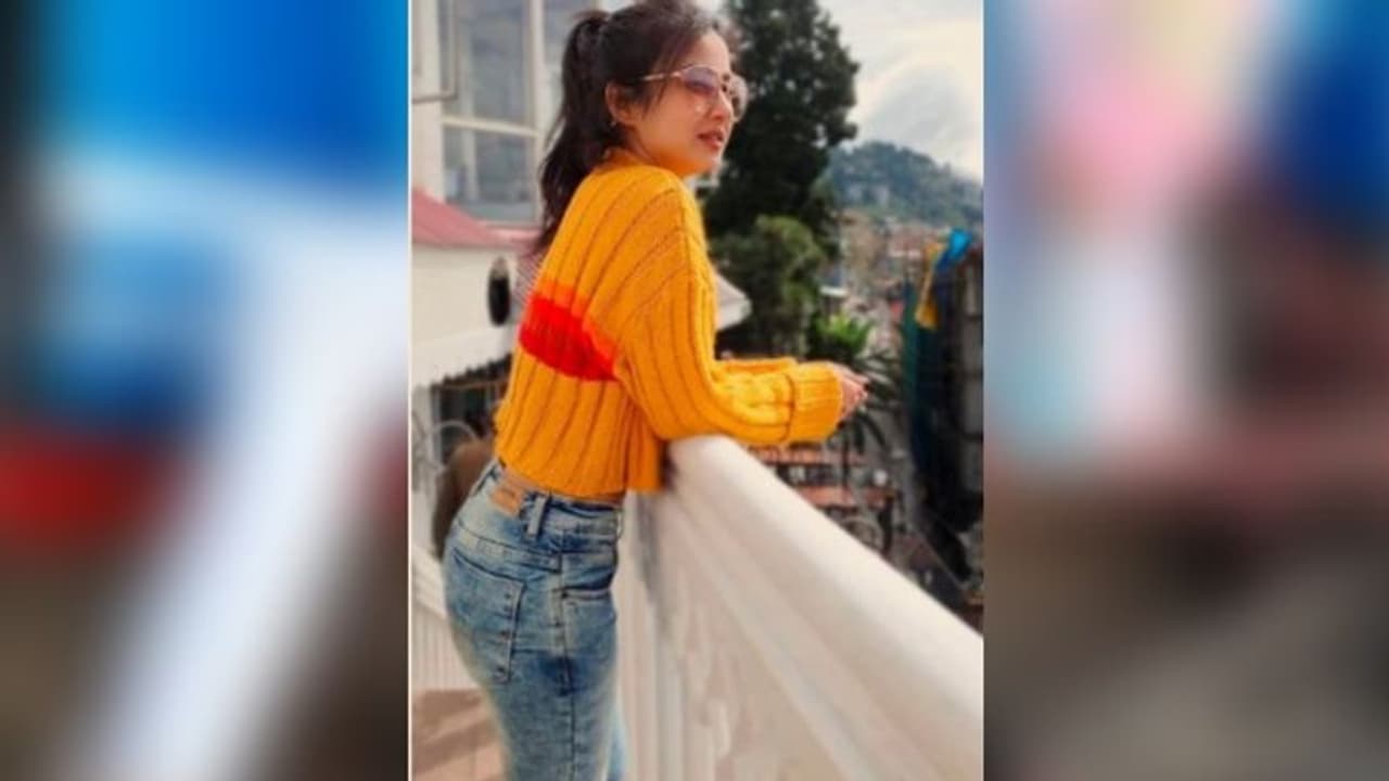 পাহাড়ের কোলে নিভৃতে কার অপেক্ষায় মনামী, ক্রপ টপে ভাইরাল বঙ্গতনয়া