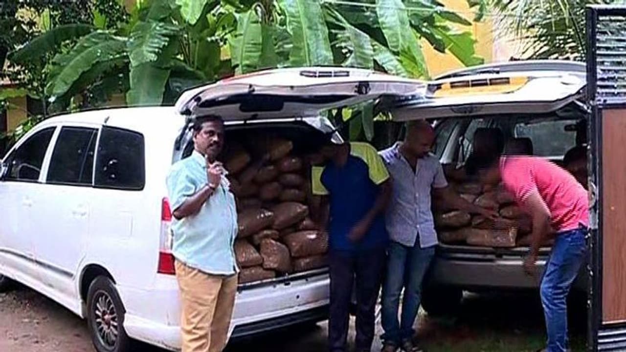 கஞ்சா விற்றவர்களின் சொத்துக்கள் முடக்கம்..! அதிரடி நடவடிக்கை எடுத்த போலீஸ் கஞ்சா விற்றவர்களின் சொத்துக்கள் முடக்கம்..! அதிரடி நடவடிக்கை எடுத்த போலீஸ்